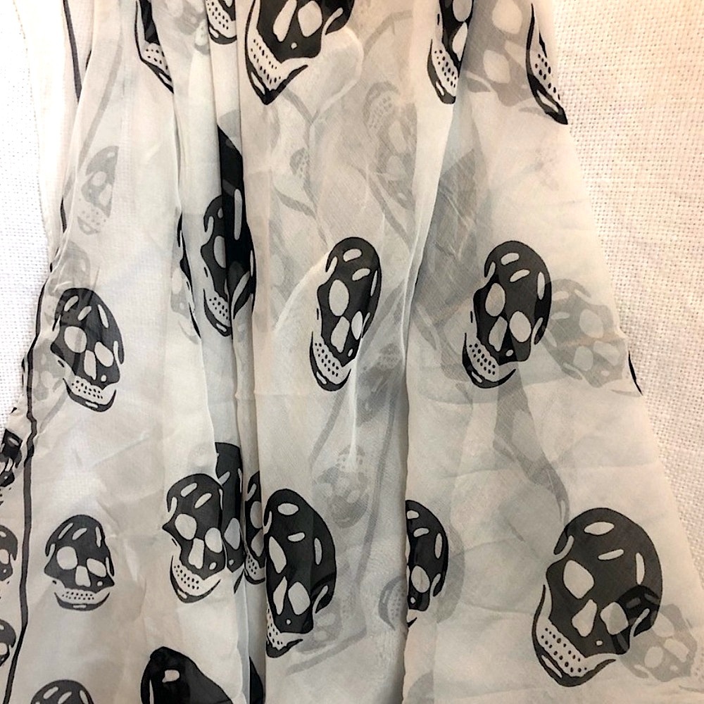 Alexander McQueen Classic Skull Scarf, Silk - Picture 6 of 6